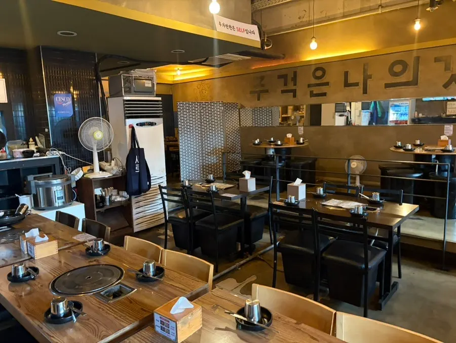 Interior of Dakgalbijeon Gangnam Branch with tables set up