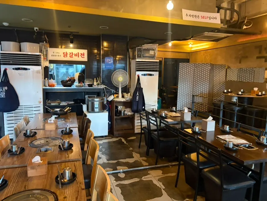 The 40-seat hall at Dakgalbijeon Gangnam Branch