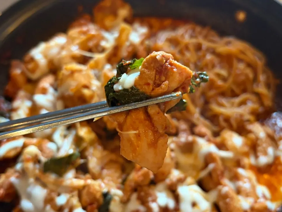 Dakgalbi with cabbage and perilla leaves mixed in