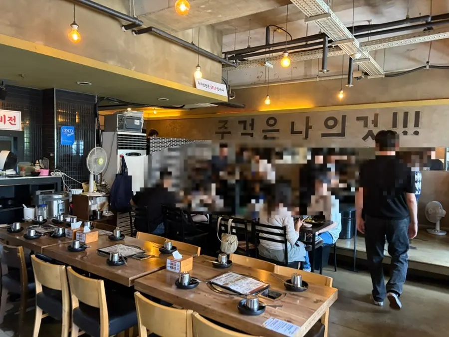 Interior of Dakgalbijeon Gangnam Branch full of lunchtime customers