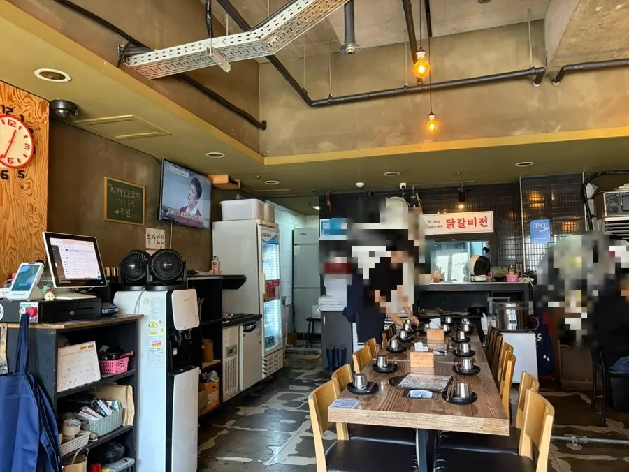 The cozy bar-like atmosphere of the dining hall