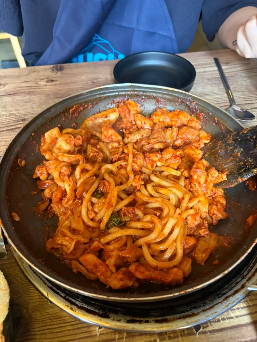 Dakgalbi hot plate with added udon noodles