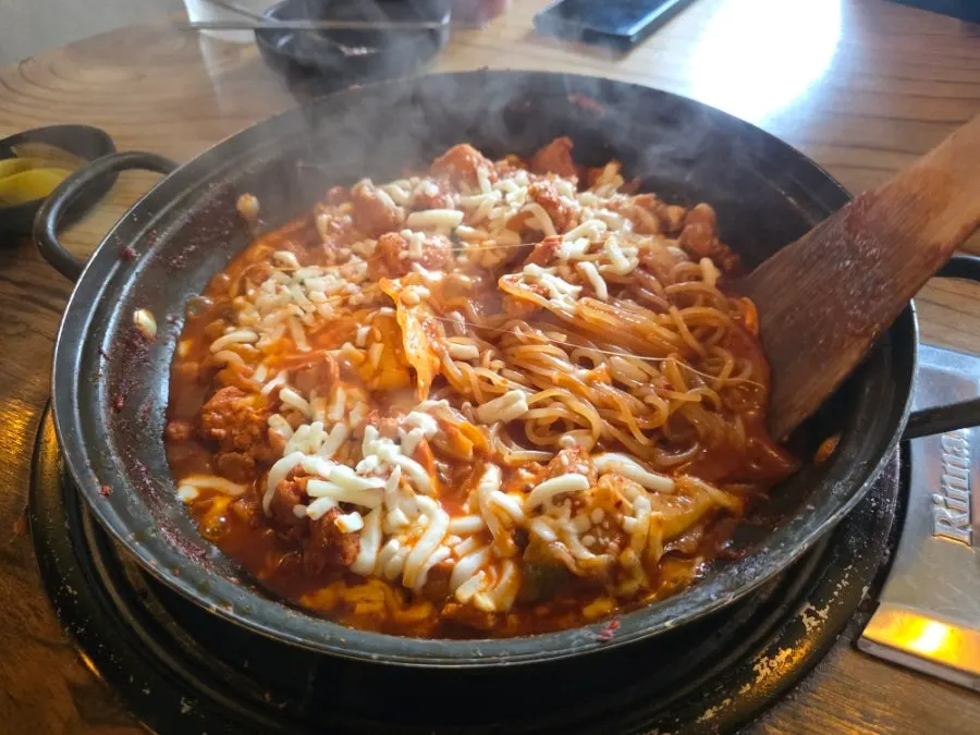 깻잎감자전과 치즈닭갈비 조합