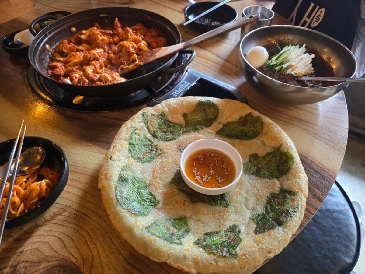 감자전에 싸 먹는 닭갈비 한입
