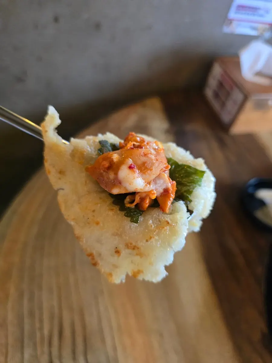 깻잎감자전과 양념 닭갈비 구성