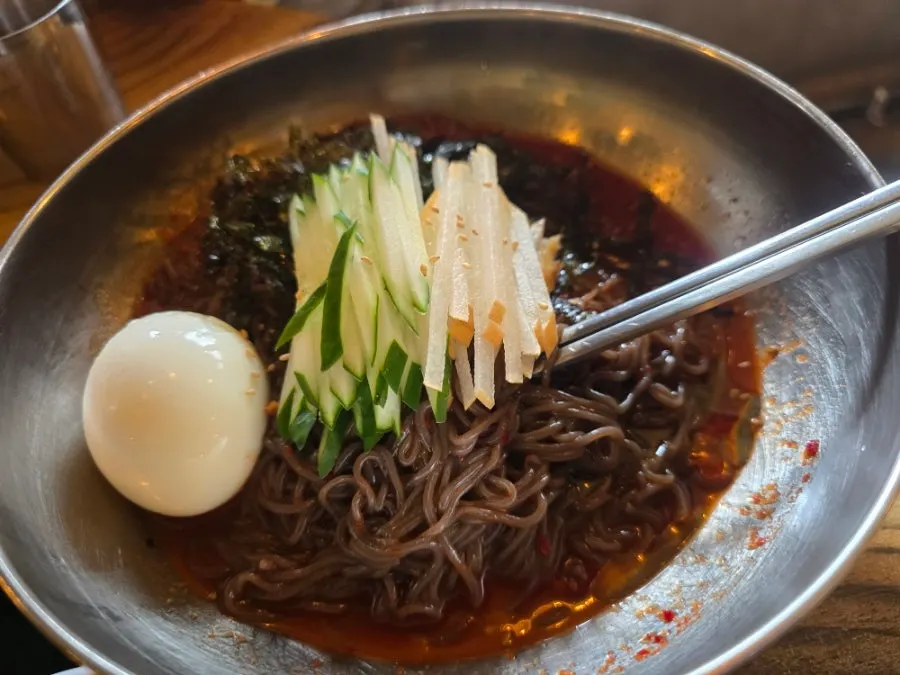 닭갈비와 곁들인 비빔막국수 메뉴