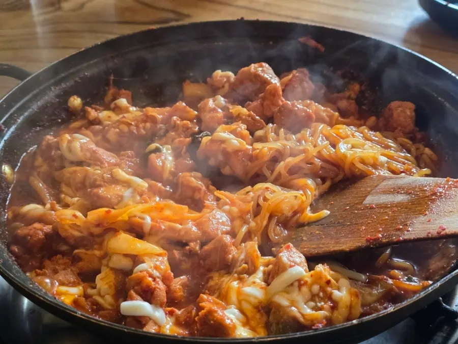 닭갈비와 사이드 메뉴를 곁들인 상차림