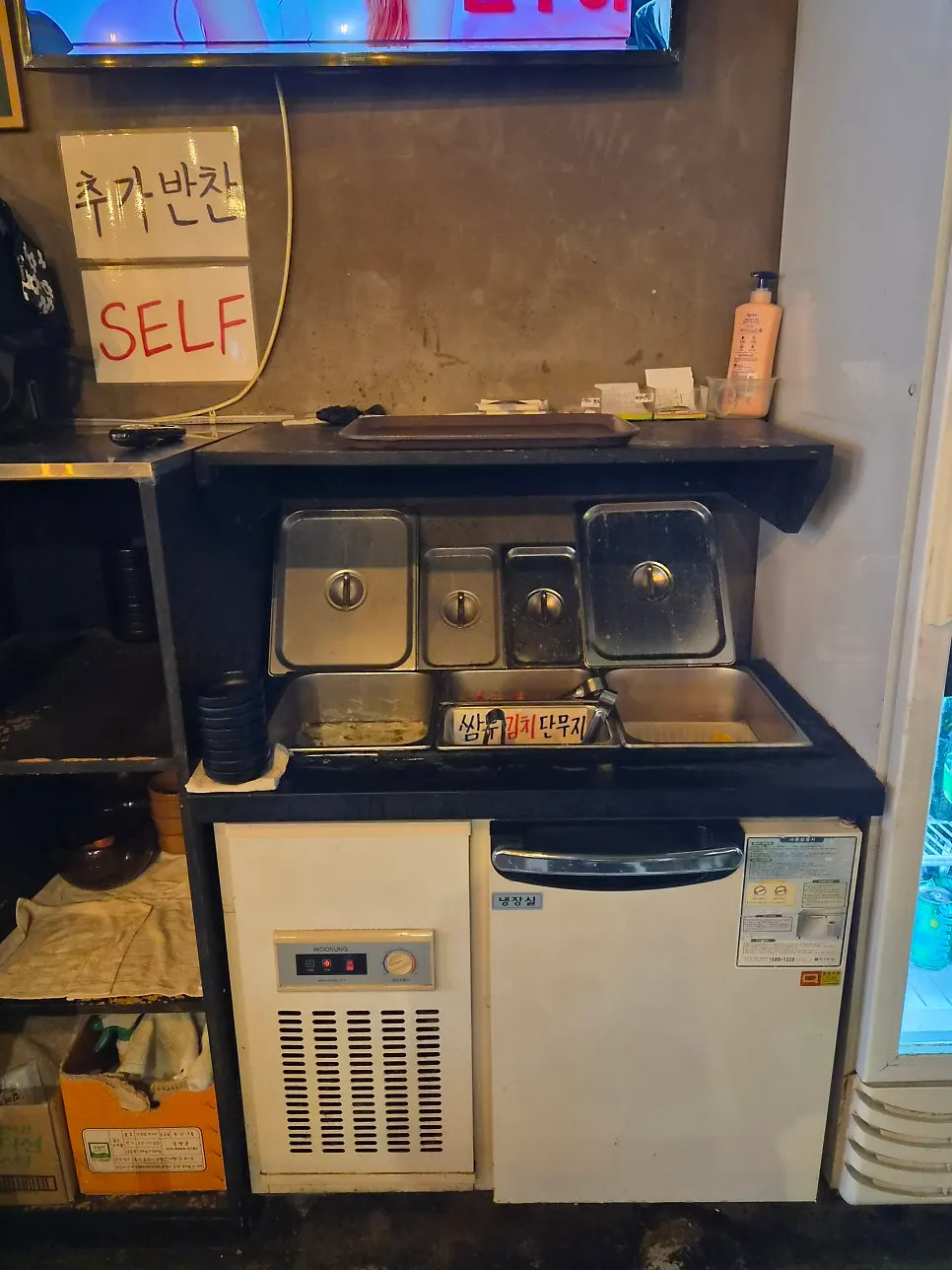 2인석과 단체석 테이블 배치