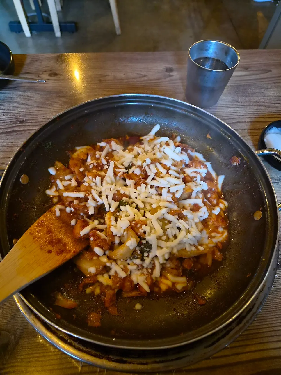 치즈가 덮인 치즈 닭갈비