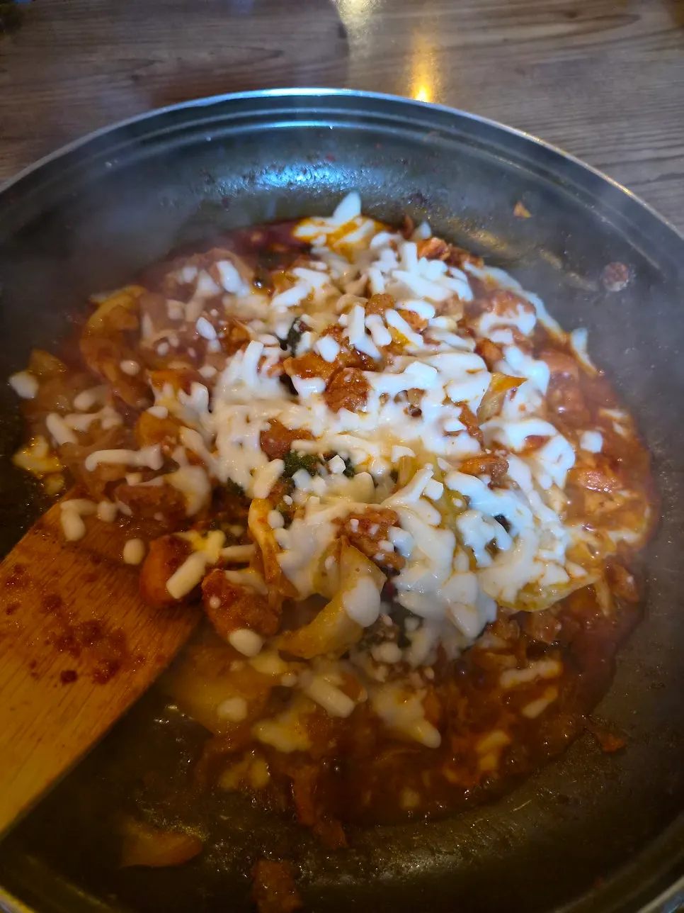녹기 시작한 치즈 닭갈비