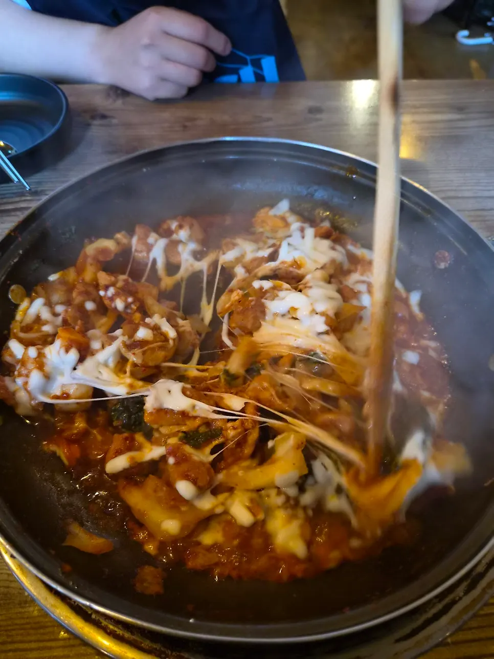 쭉 늘어나는 치즈 닭갈비