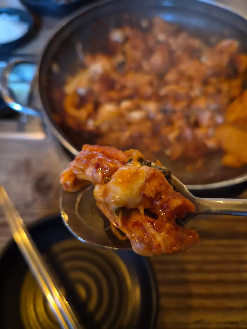치즈와 섞인 닭갈비 한 점