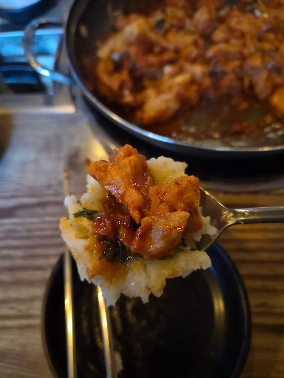 깻잎이 올라간 감자전 한 조각