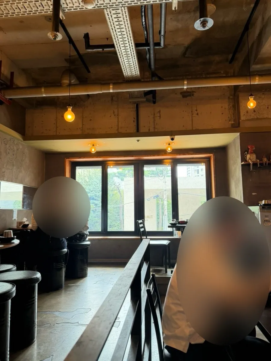 우드톤 인테리어의 닭갈비전 강남점 매장 내부