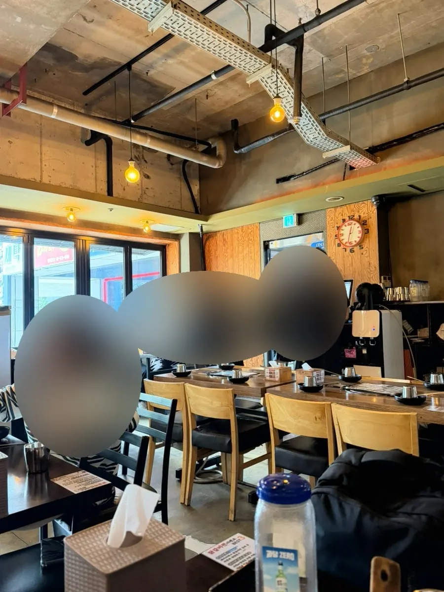 전구 모양 조명이 걸린 매장 좌석