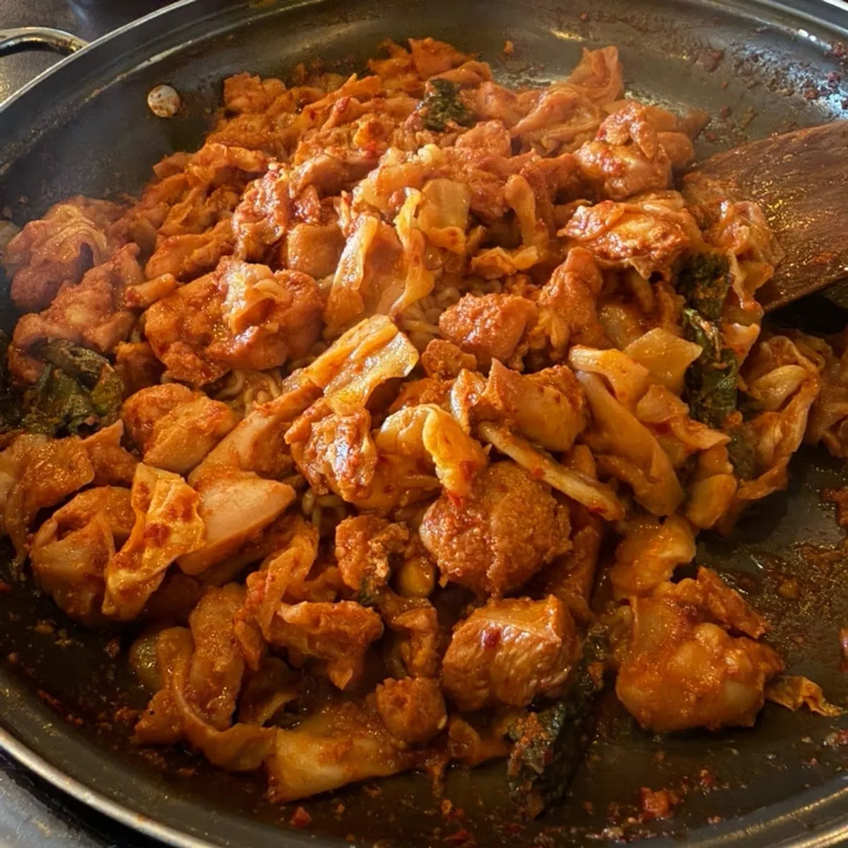 철판을 가득 채운 닭갈비와 깻잎감자전