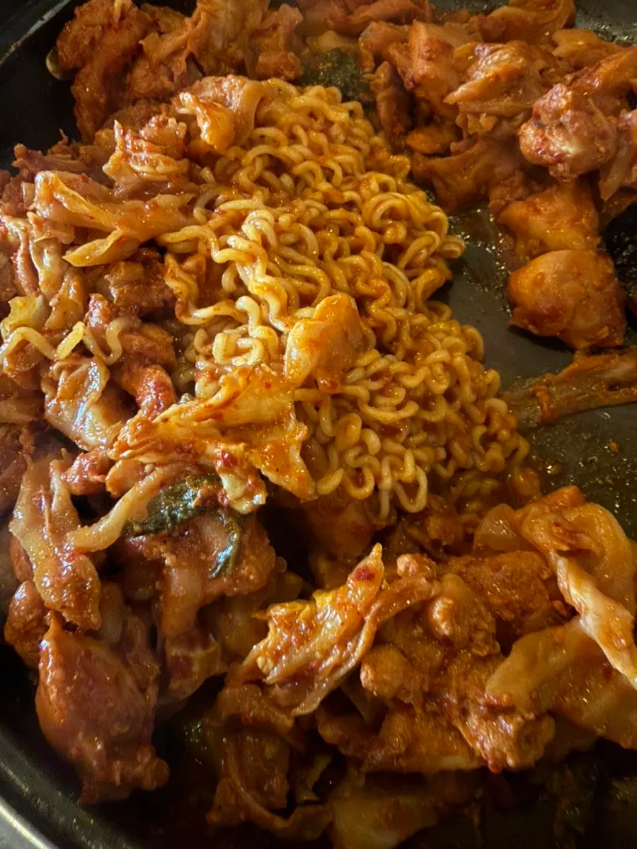 고기가 큼지막하게 들어찬 철판 닭갈비