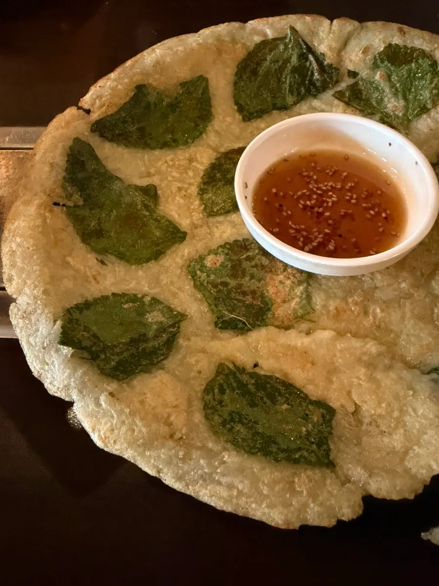 닭갈비 아래 양념이 스민 라면 사리