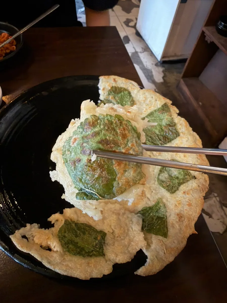 라면 사리를 건져 올린 닭갈비 철판
