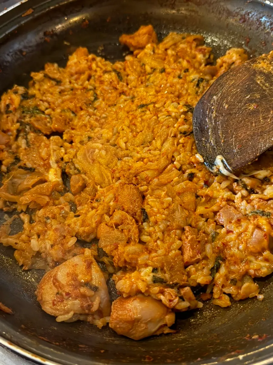 치즈가 녹아내린 날치즈 볶음밥