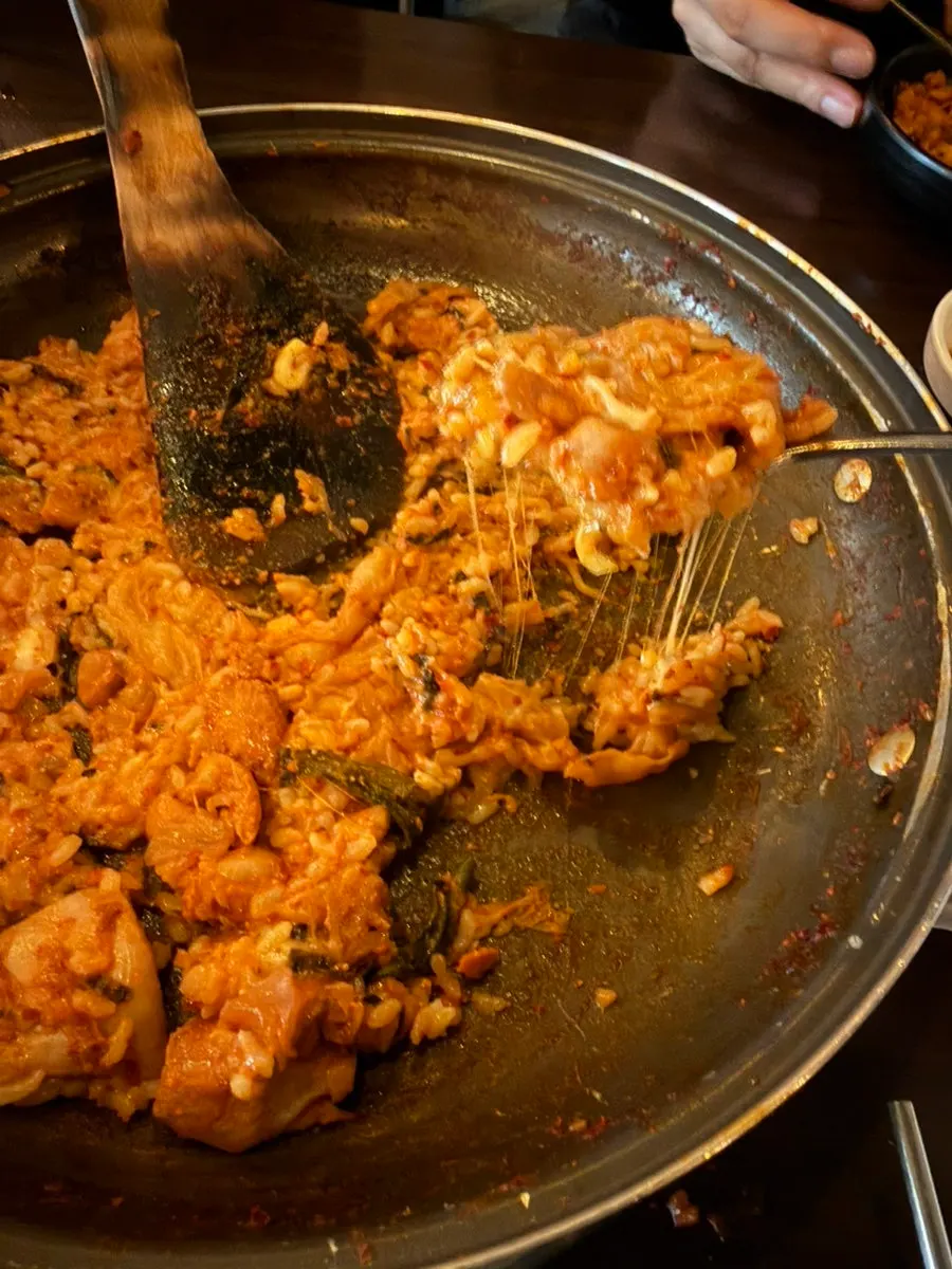 날치알과 닭갈비 양념이 섞인 볶음밥