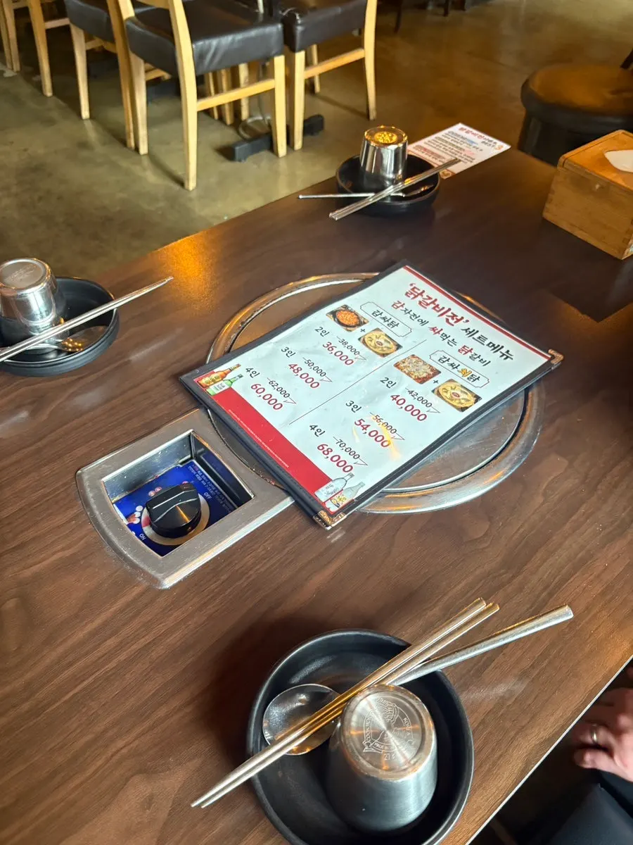 테이블 간격이 넓은 닭갈비전 강남점 내부