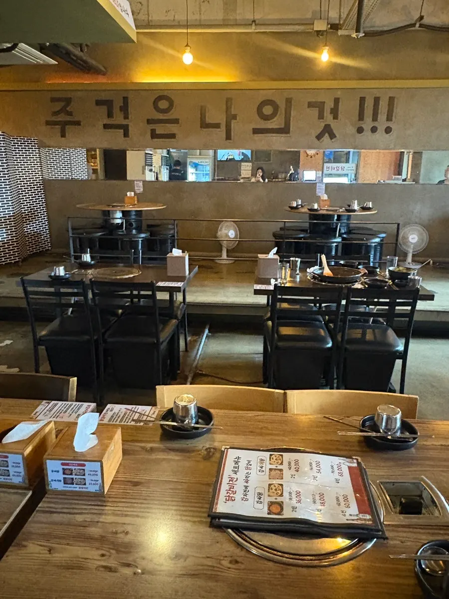 테이블에 놓인 주걱과 식사 준비 모습