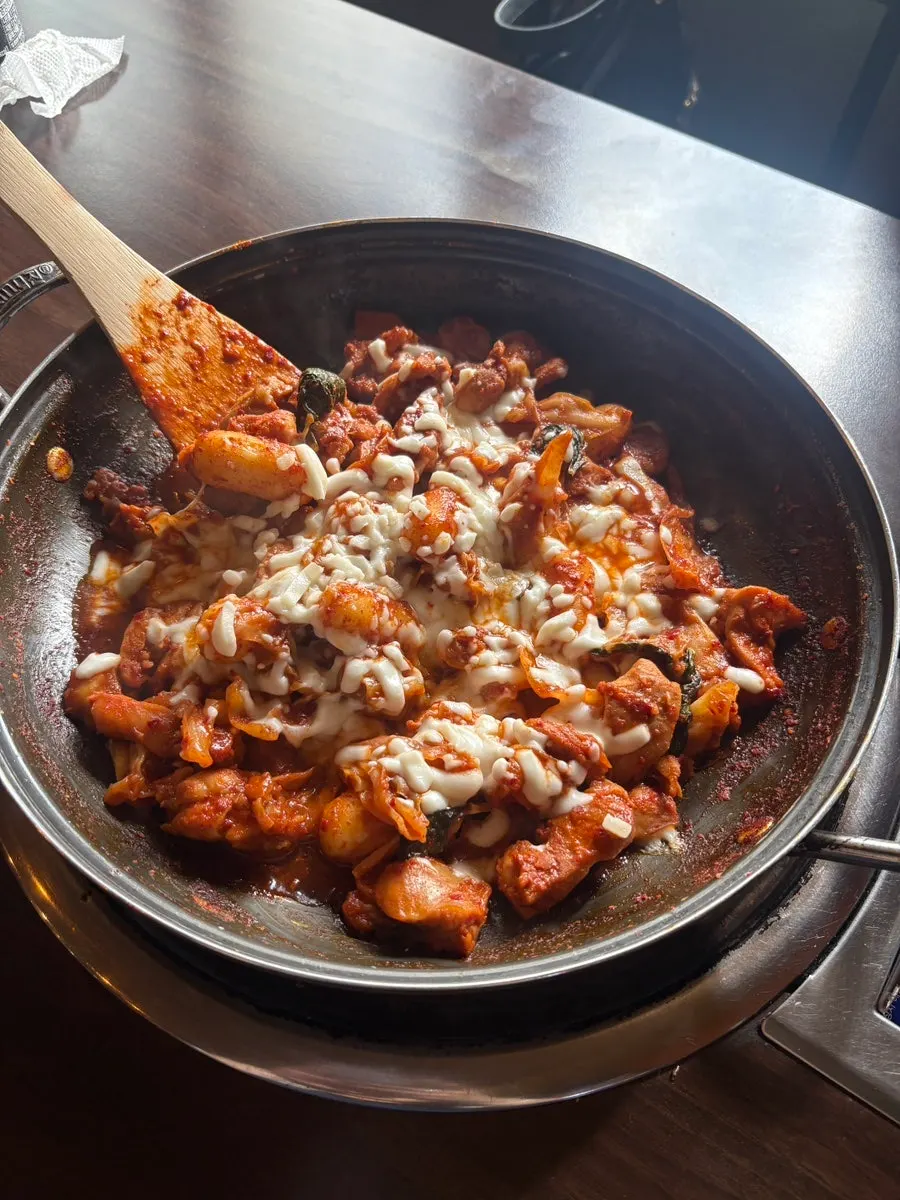 닭다리살로 만든 닭갈비 팬