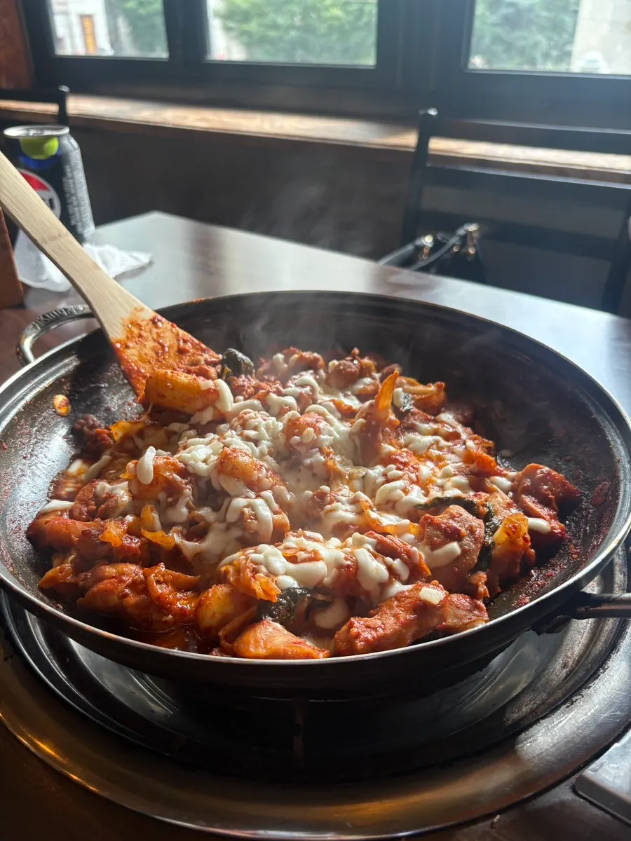팬에 담긴 매콤달콤 닭갈비