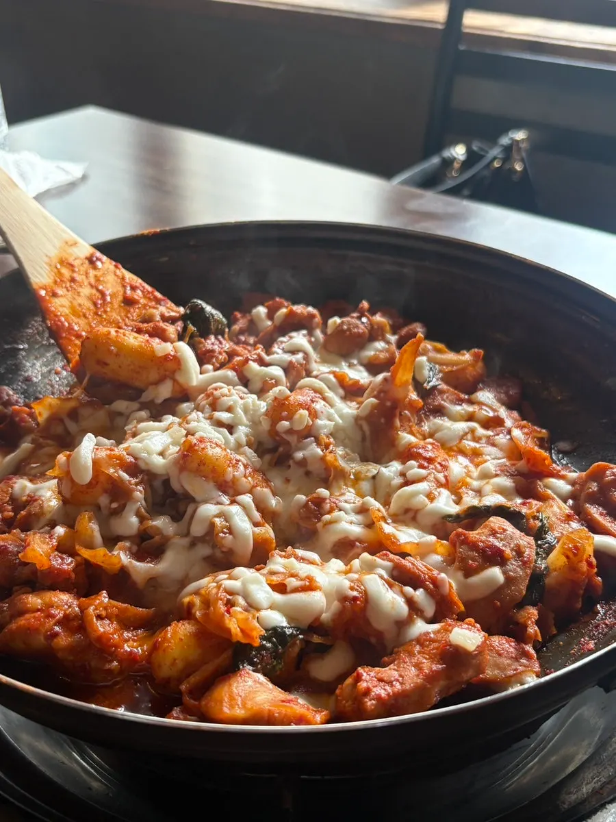 조리 전 닭갈비와 반찬이 놓인 테이블