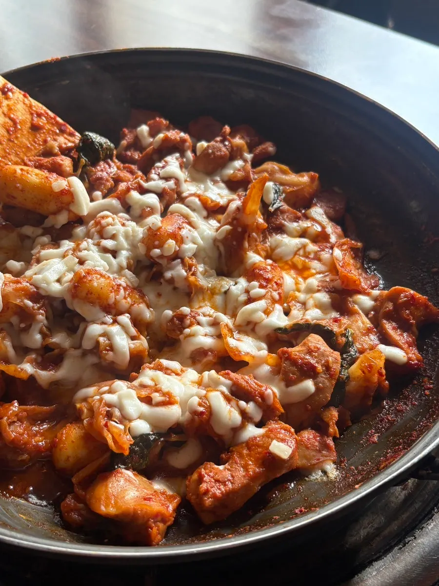 모짜렐라 치즈가 듬뿍 올라간 치즈 닭갈비