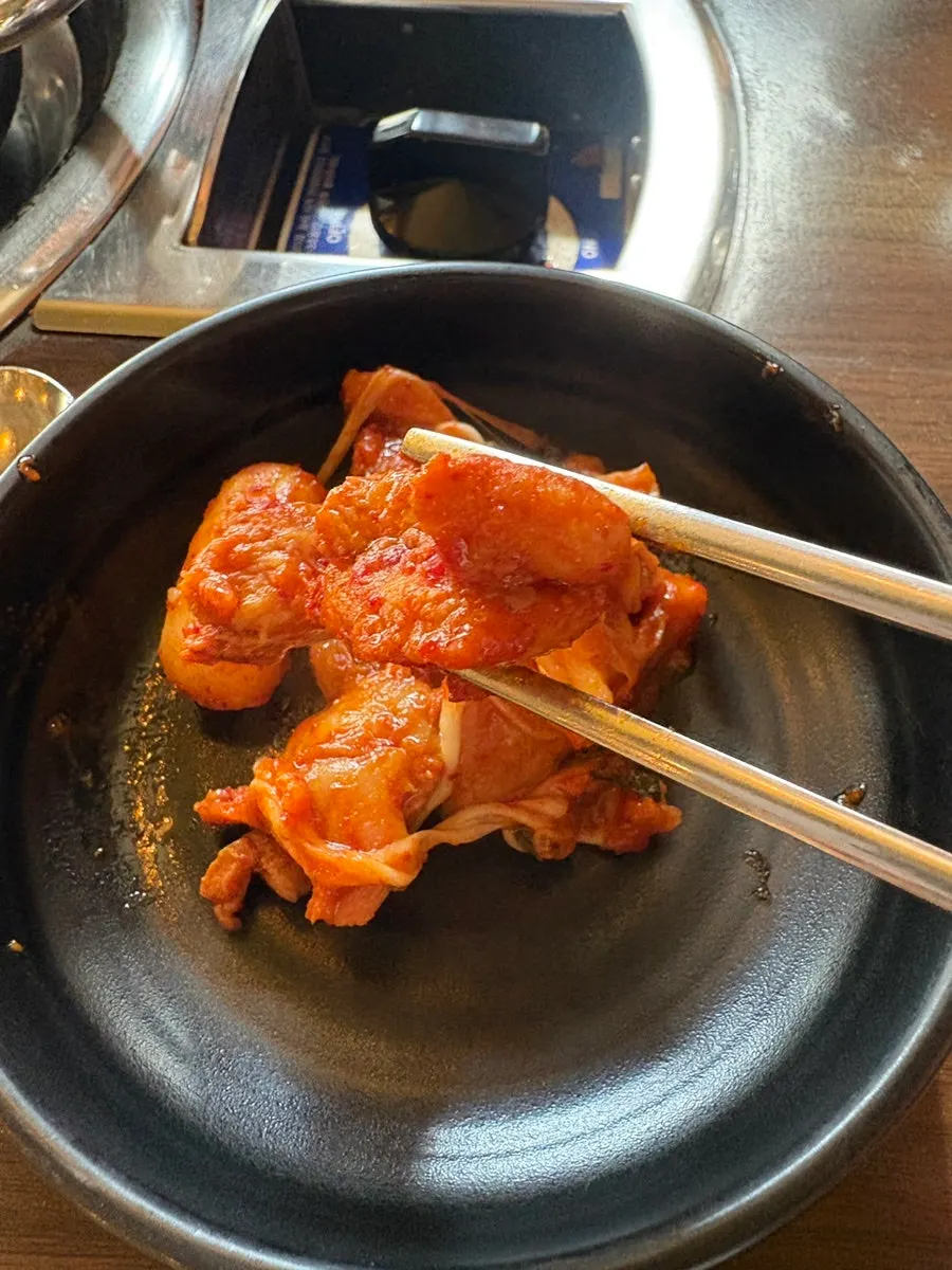 직원이 조리해 완성한 치즈 닭갈비