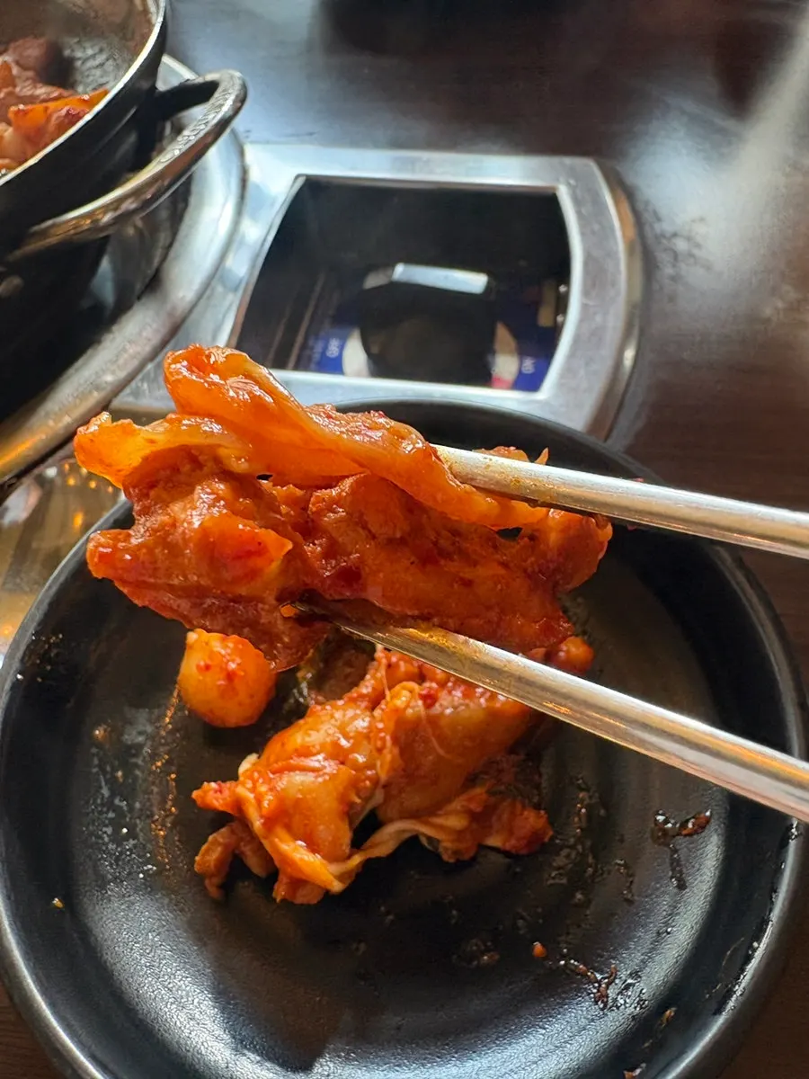 치즈가 녹아 퍼진 닭갈비 팬