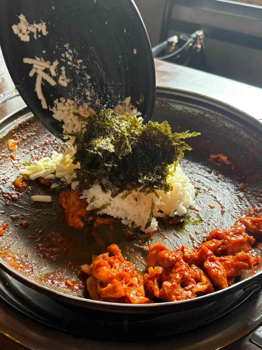 닭갈비를 덜어 먹는 접시