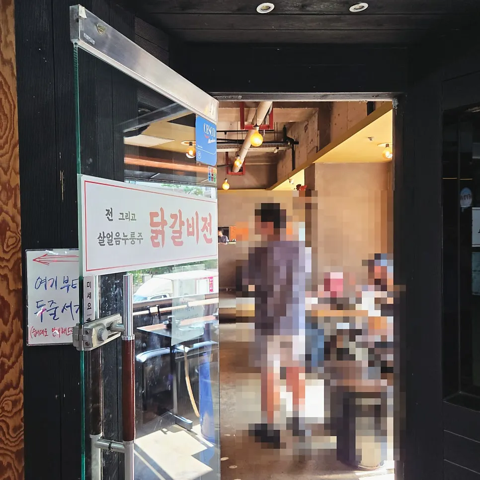 2층 매장으로 올라가는 옆 계단