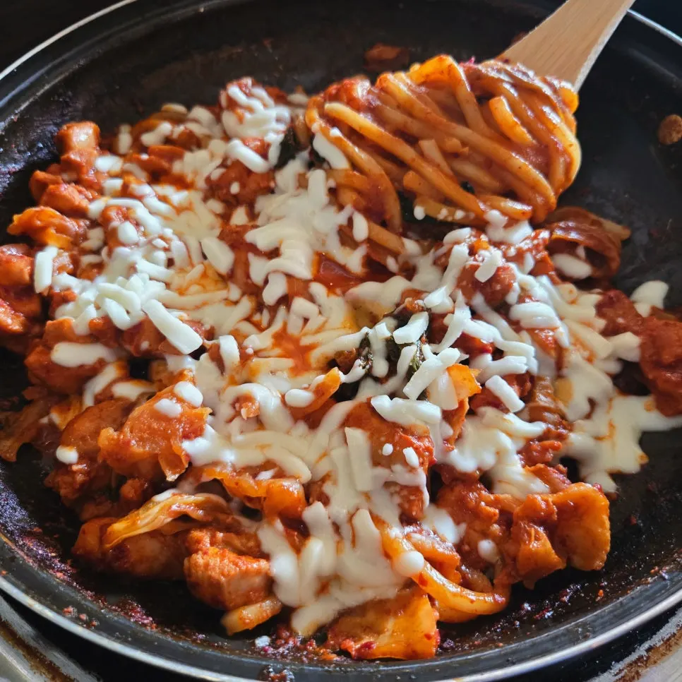 매콤달콤한 양념의 감싸치닭 닭갈비