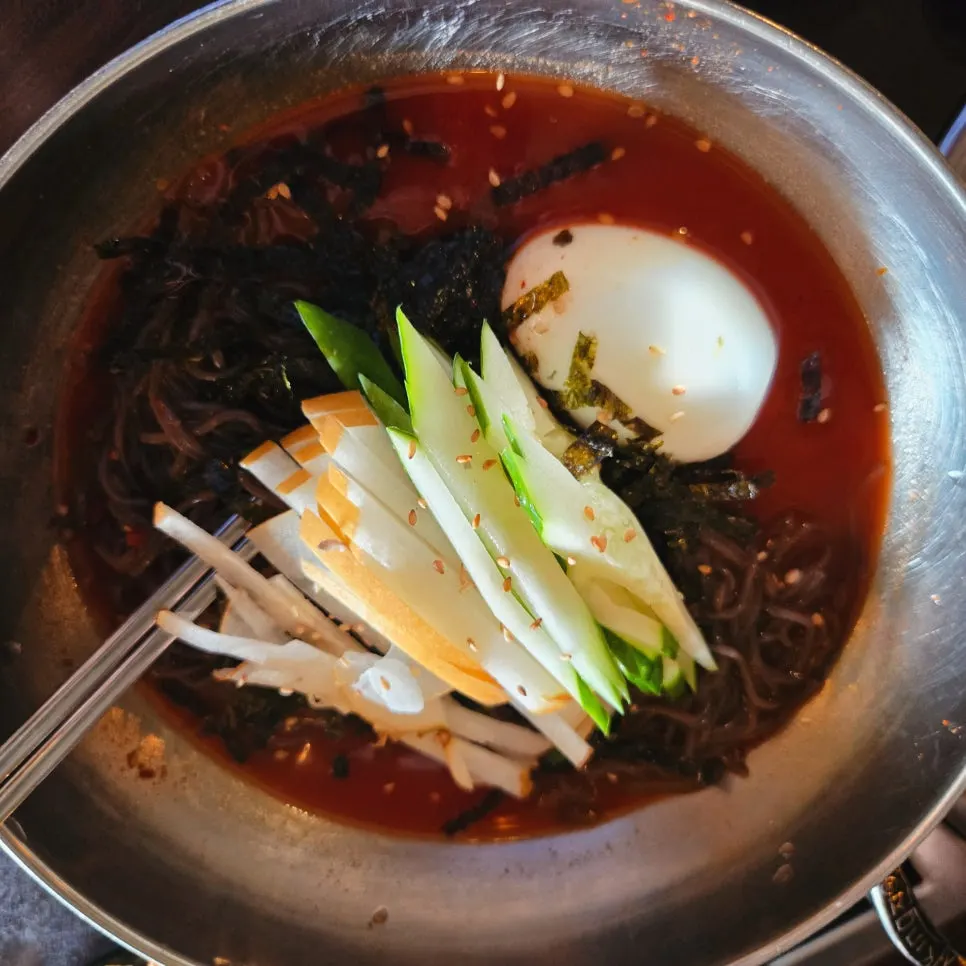 새콤한 비빔 막국수 한 그릇