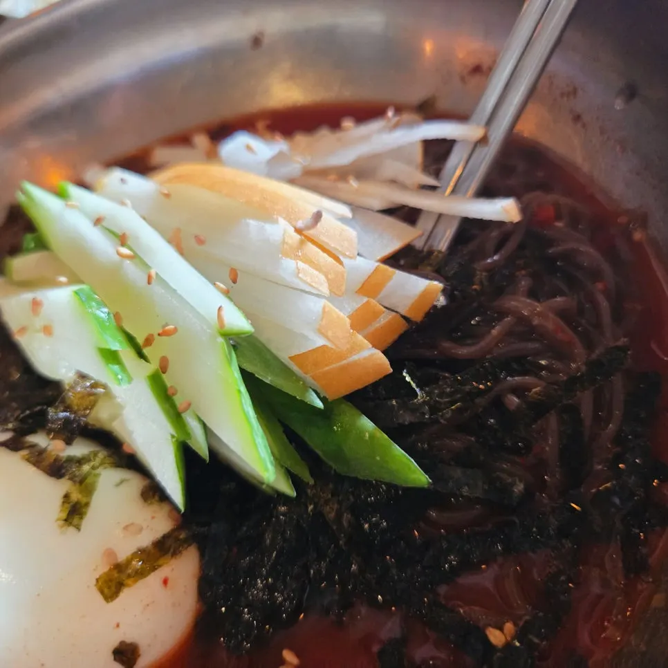 막국수에 닭갈비를 싸 먹는 한 입