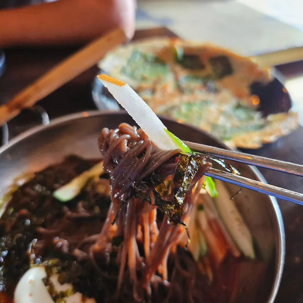 닭갈비와 우동 사리가 섞인 불판