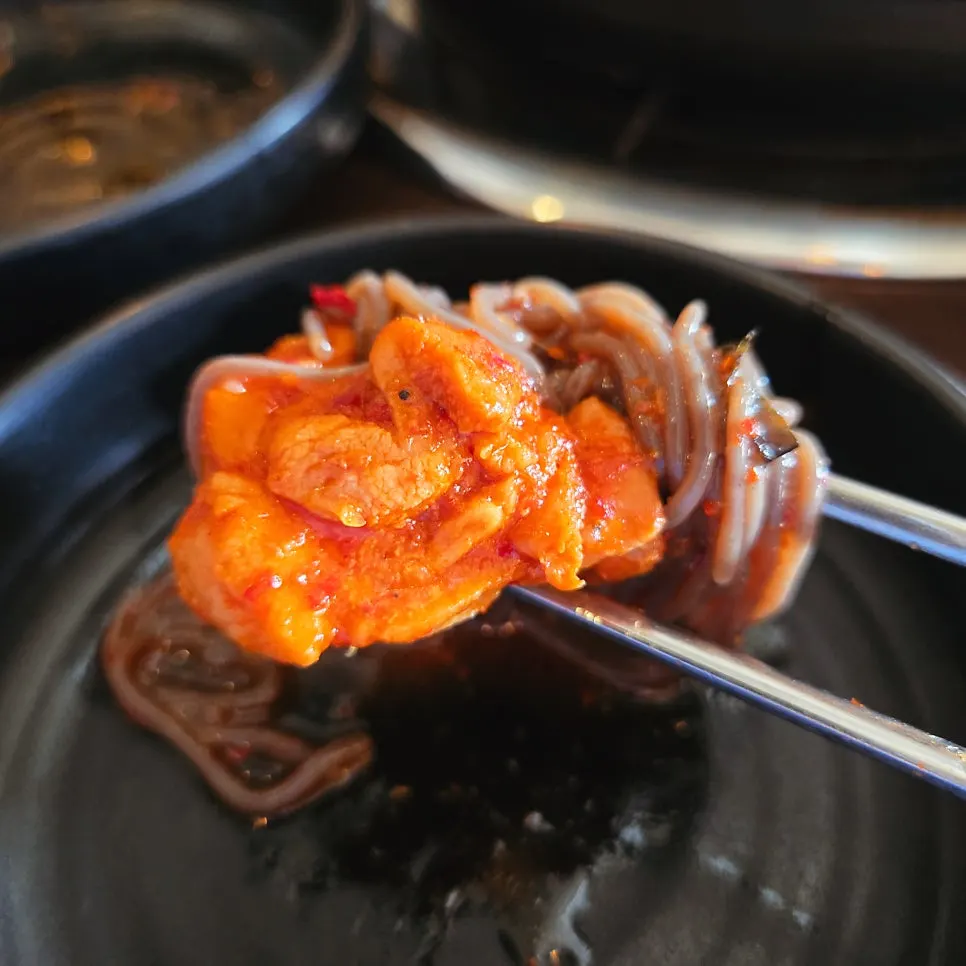 치즈에 적신 닭갈비 한 점