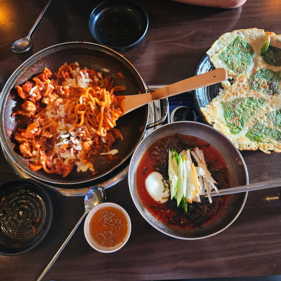 거의 비워진 감싸치닭 불판