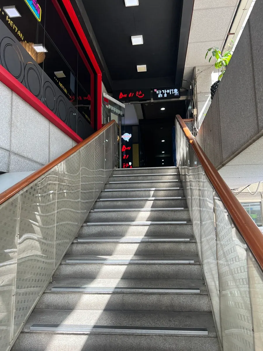 Side stairway entrance leading up to the 2nd floor