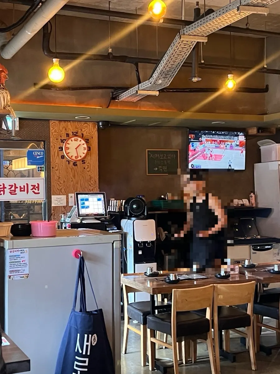 Interior tables at Dakgalbijeon Gangnam Branch