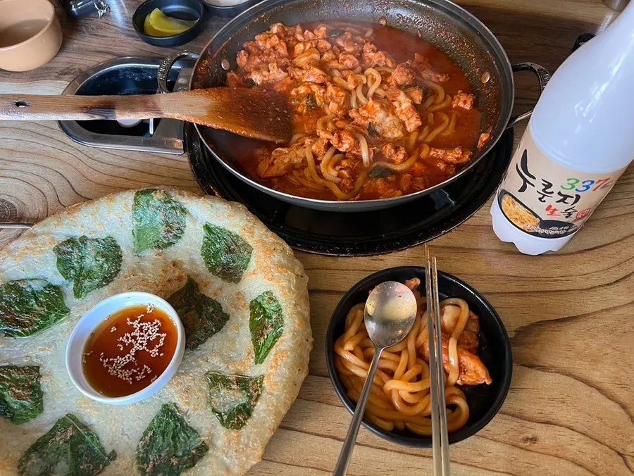 Nurungji makgeolli served with grilled dakgalbi