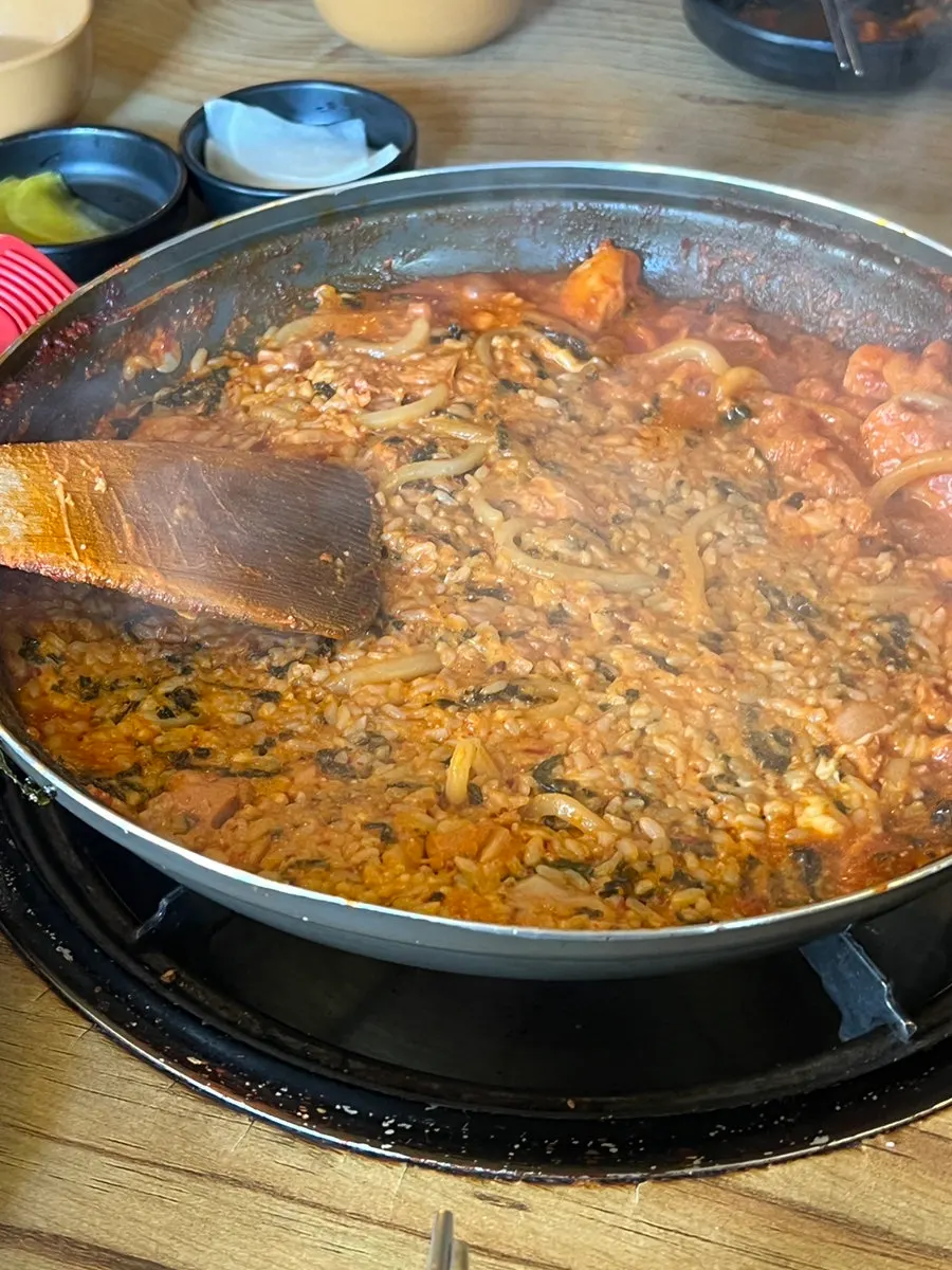 Dakgalbi fried rice spread flat on the hot plate