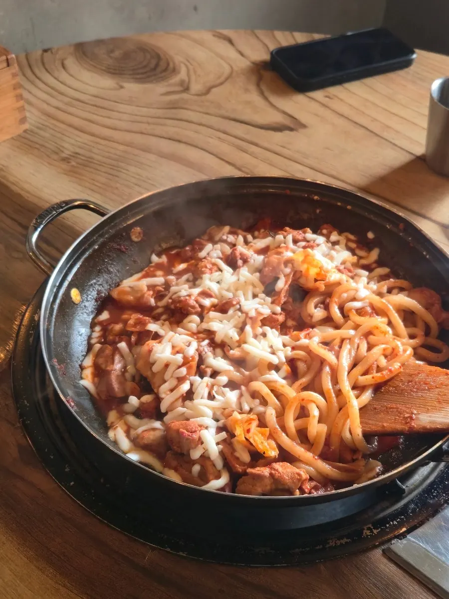 Cheese dakgalbi with added udon noodles