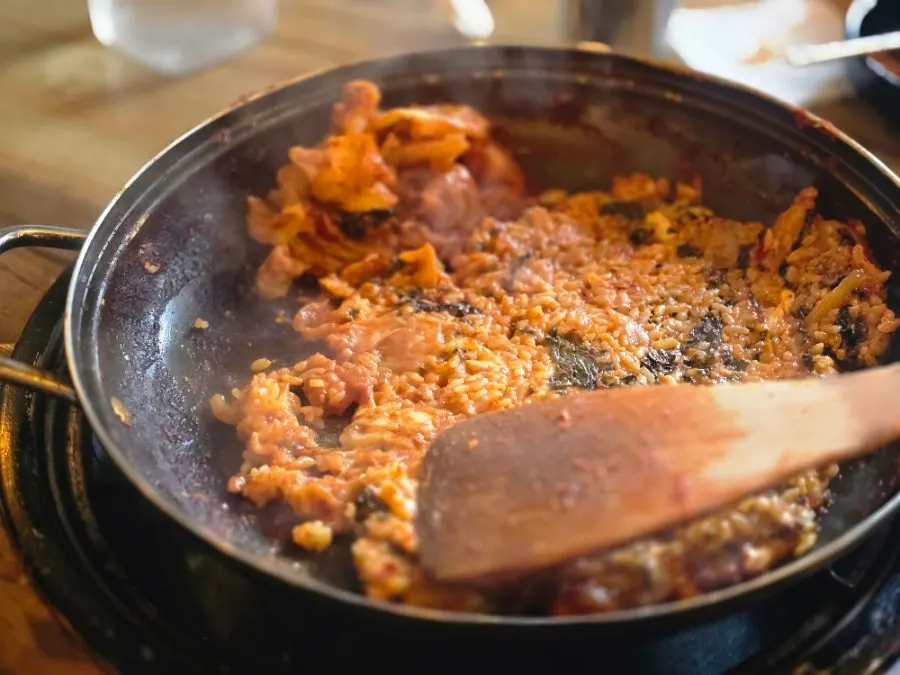 Wrapping dakgalbi in potato pancake to eat
