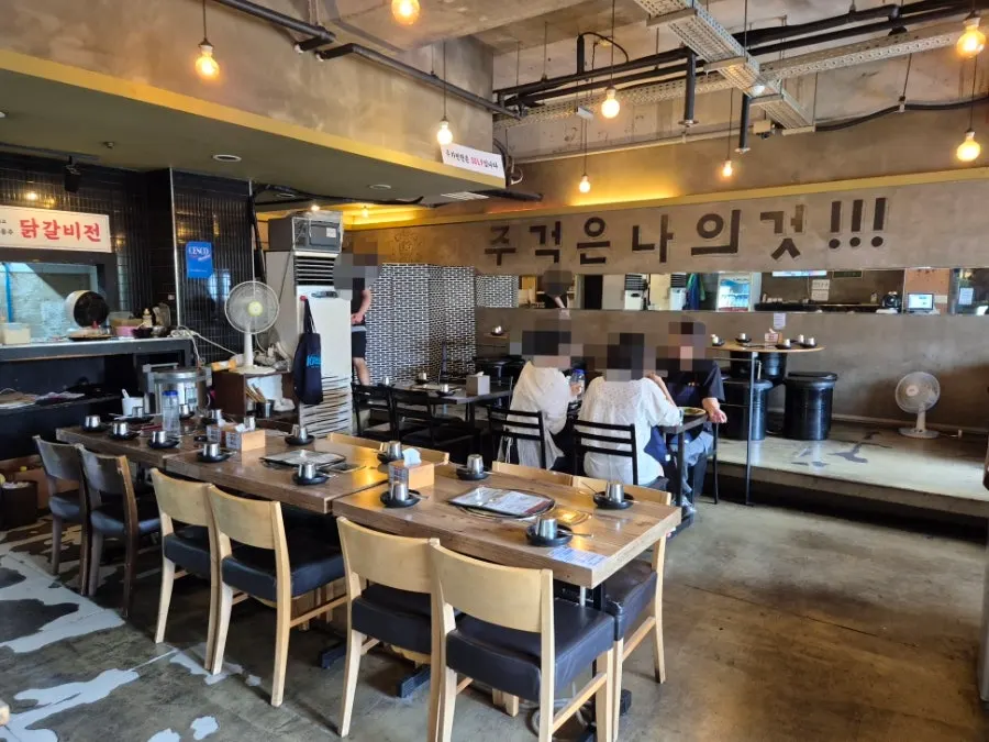 캐주얼한 분위기의 닭갈비전 강남점 내부 테이블