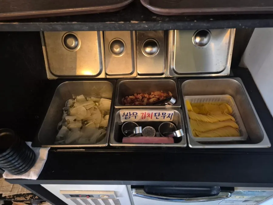 닭갈비전 강남점 셀프코너 반찬 그릇