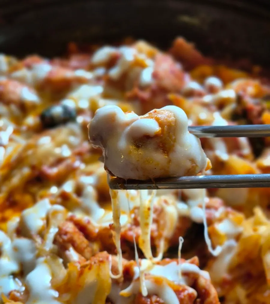 치즈가 가득 덮인 치즈닭갈비 철판